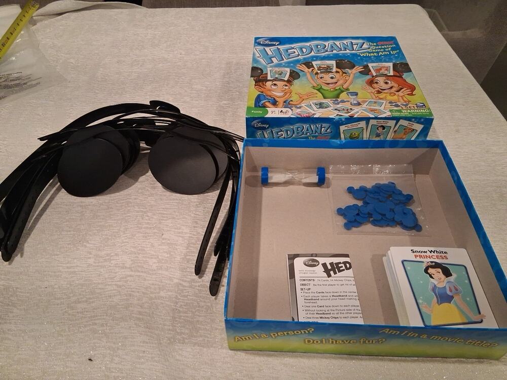 New Disney Hedbanz Game (2-6 Players) The Quick Question Game Of “ What Am I”